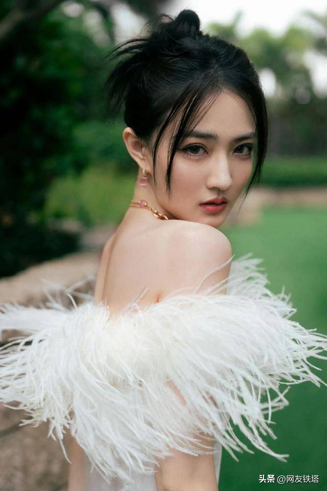 徐璐壁纸:人美心善的小姐姐.