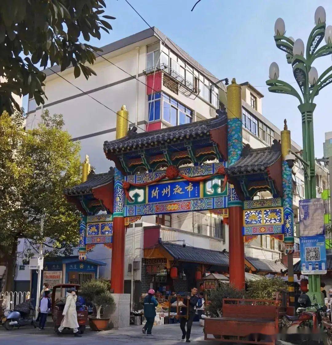 阶州夜市满满的一条街早上卖早点和蔬菜中午晚上卖熟食和水果安排的