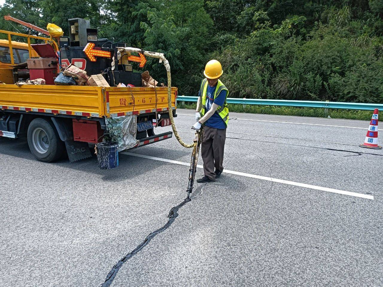 据了解,灌缝胶普遍用于沥青路面裂缝修复,可有效阻断裂缝扩大,普通灌