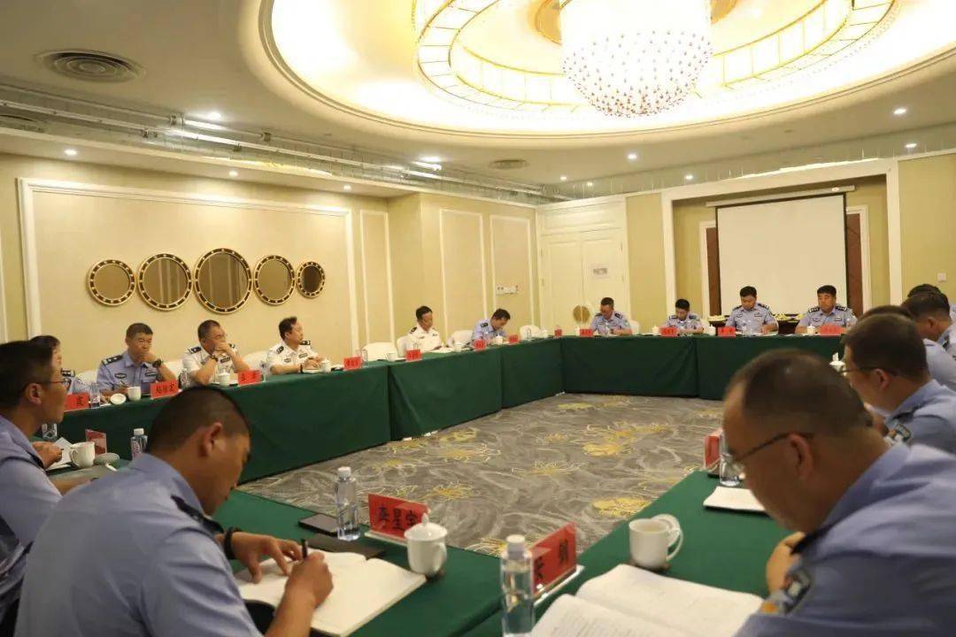 武警内蒙古总队大校副司令员翁新春,自治区财政厅副厅长王凤岐,自治区