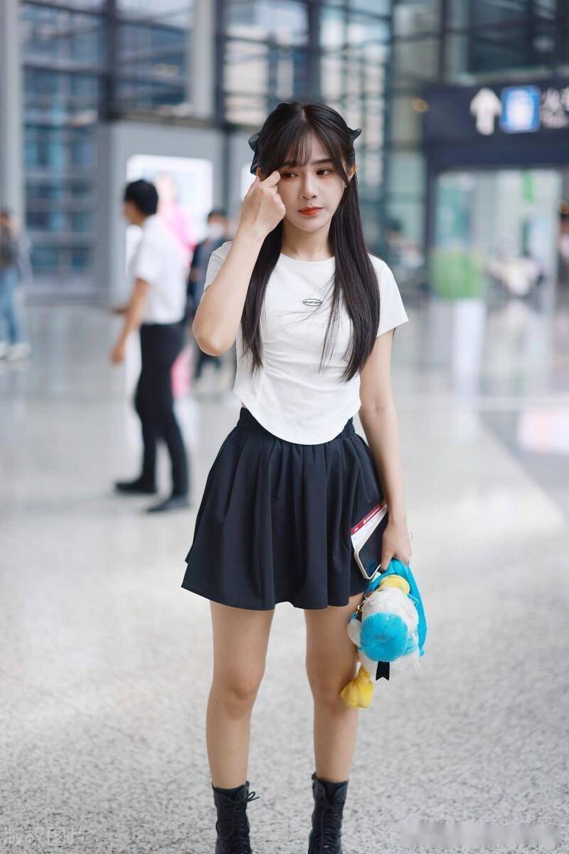 苏杉杉披肩长发穿白色t恤青春靓丽_上海_机场