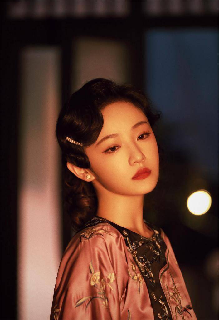 欢娱影视演员吴佳怡古风妆造写真 化身忧郁温柔民国千金!