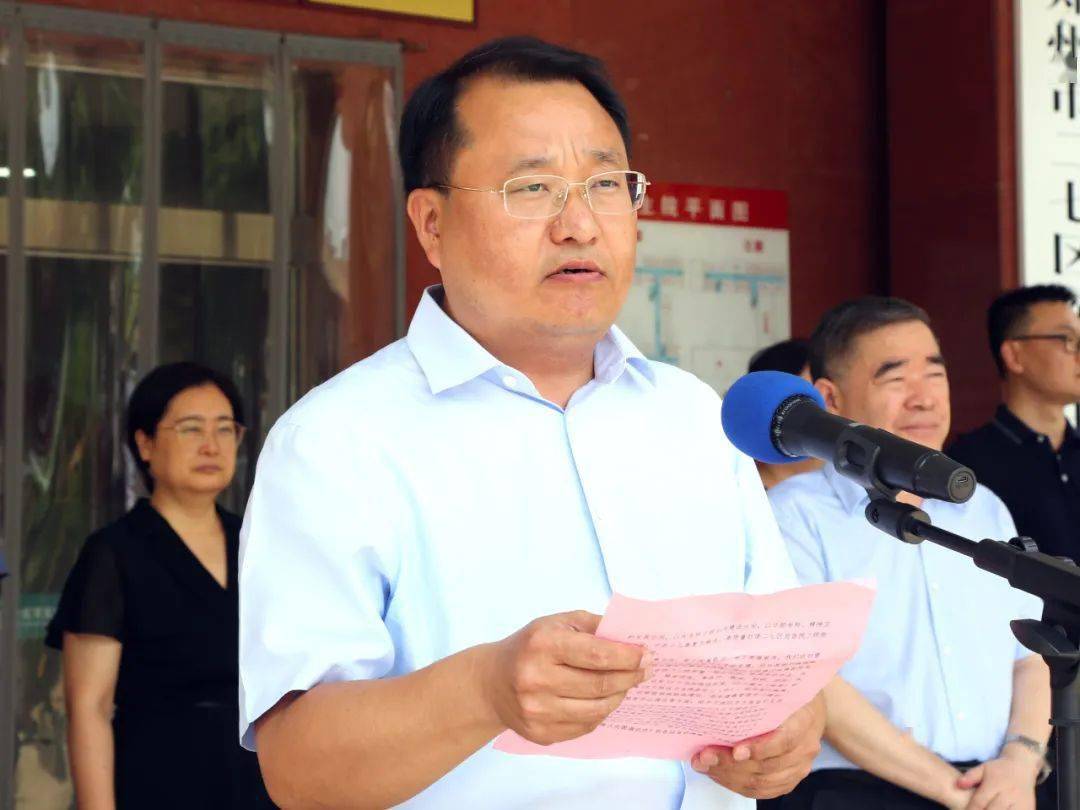郑州市二七区人民政府高留念副区长代表二七区人民政府向参加今天揭牌