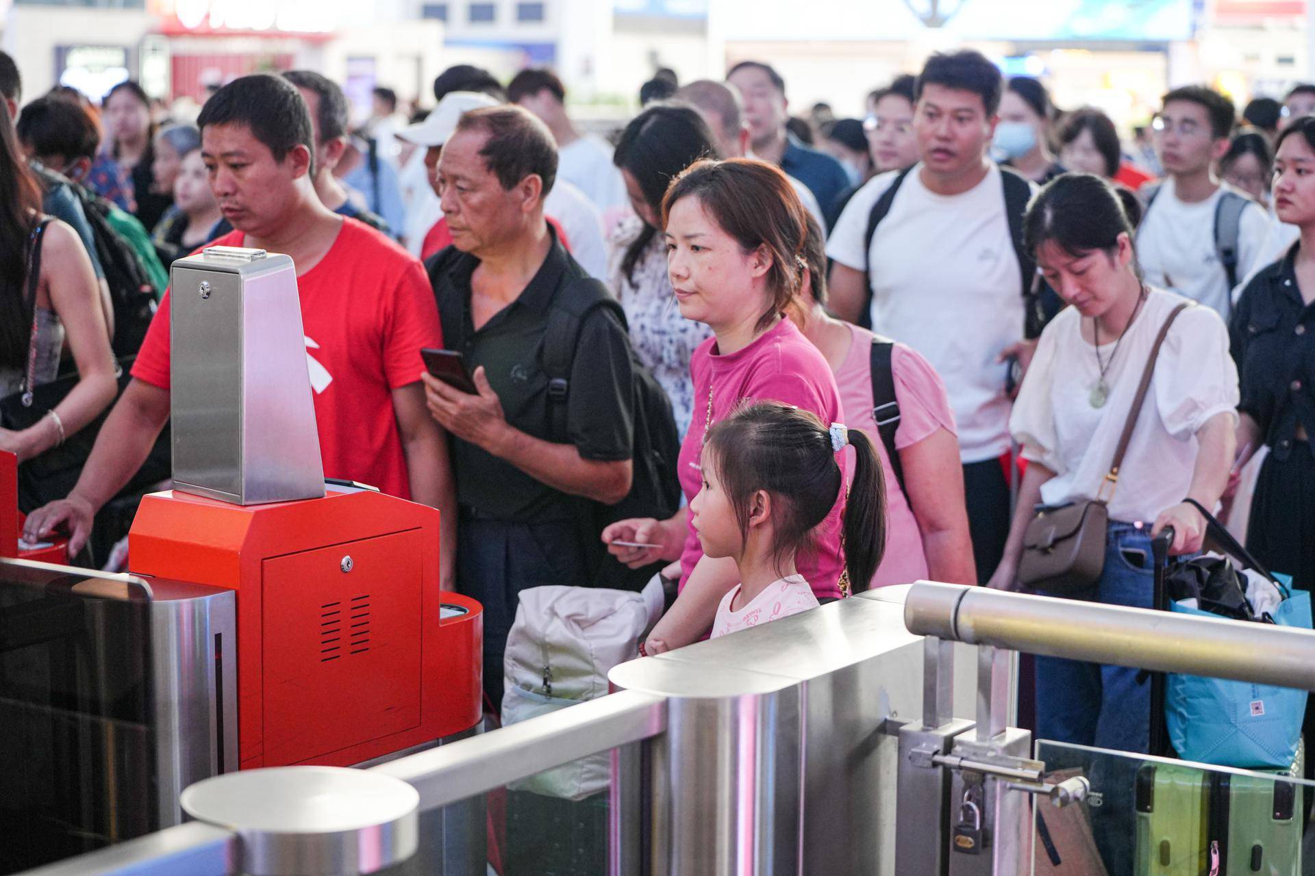 儿童乘火车新规实施,记者实地探访_孩子_相关_旅客