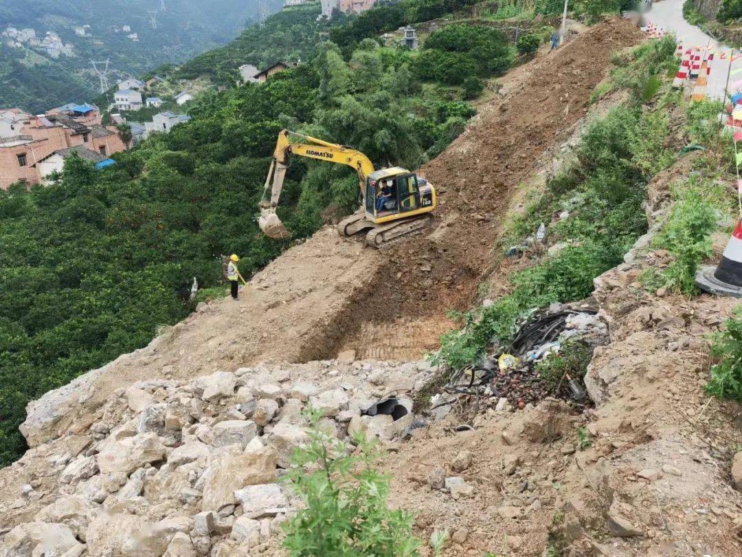截至7月18日,房五高速兴长段秭归县杨林桥镇境内两公里范围内挖沟放线