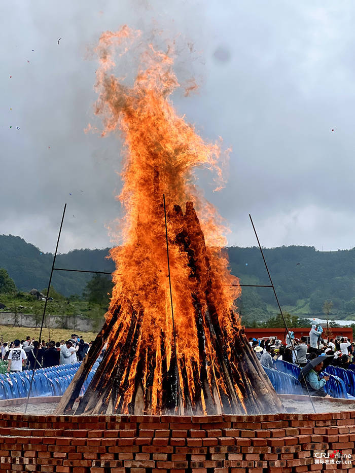 第八届凉山彝族火把节拉开帷幕(组图)_活动_西昌_文化