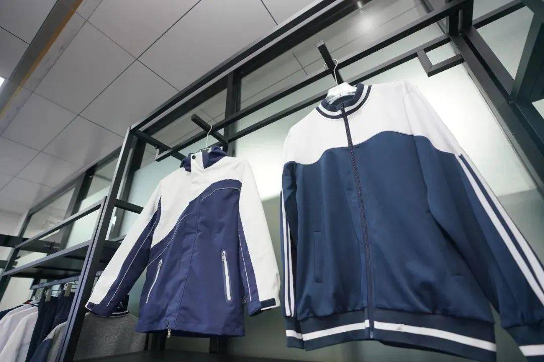 广东清远广清纺织服装产业园首家校服企业投产
