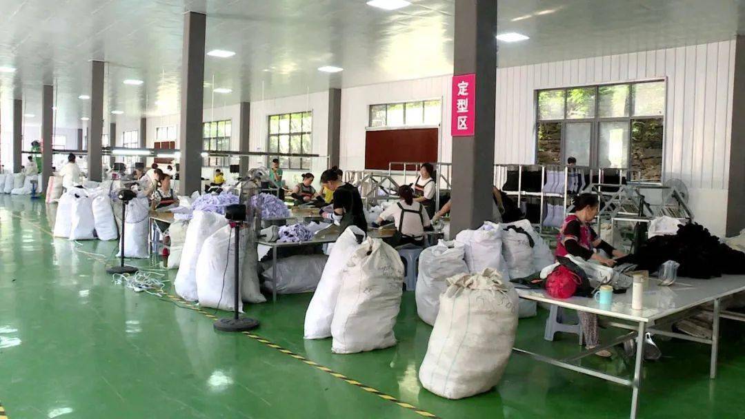 茅坪镇:织袜工厂助就业 挣钱顾家两不误_袜子_工作台_张永林
