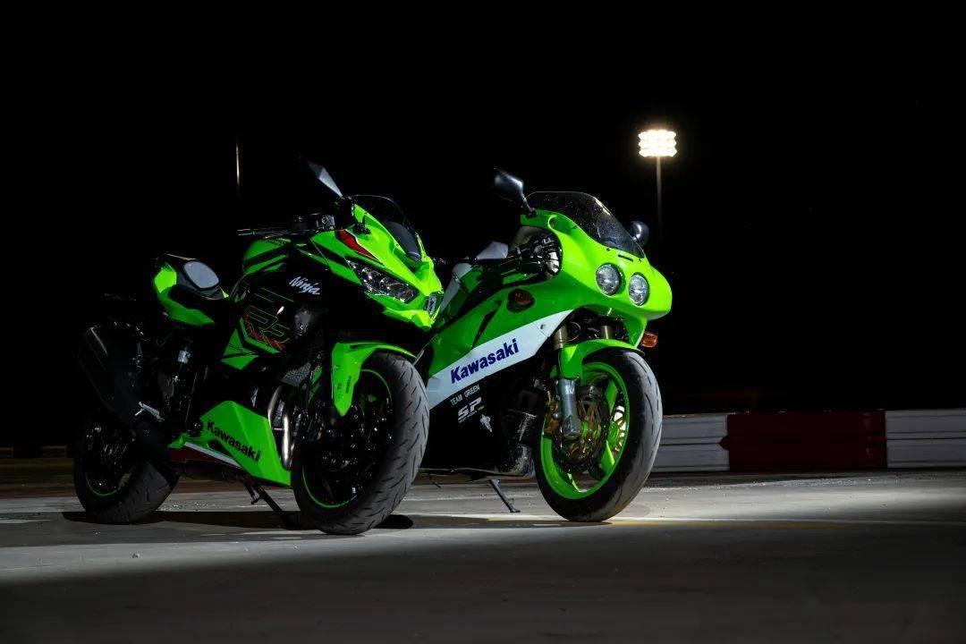 我认为zx-4rr得到了zxr400不光是它们都拥有四缸发动机和400cc的排量
