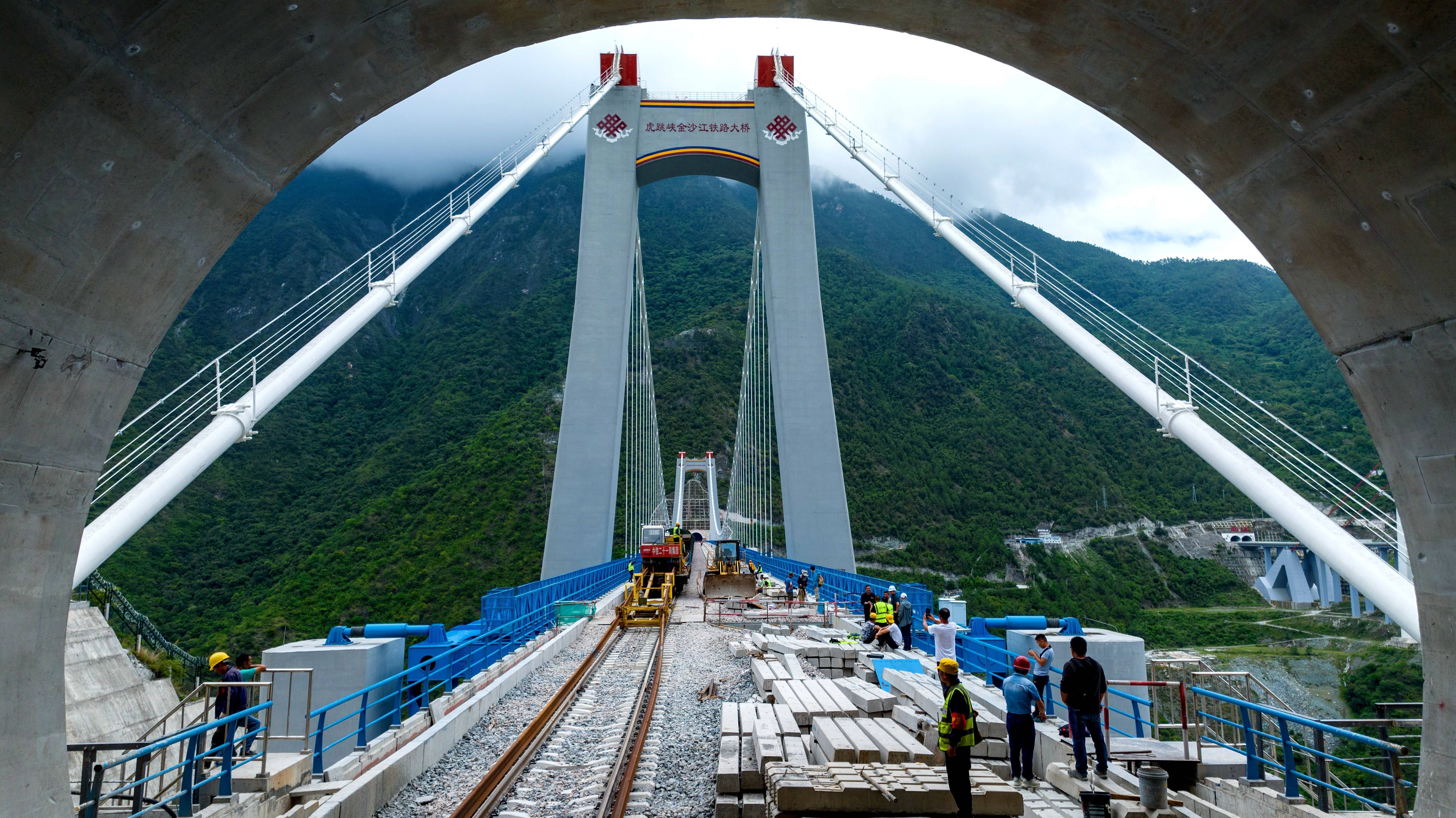滇藏铁路丽江至香格里拉段进入铺轨阶段