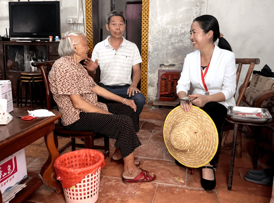 通水后,新会区人大常委会副主任张莲友入户听取村民意见,亲切交谈.