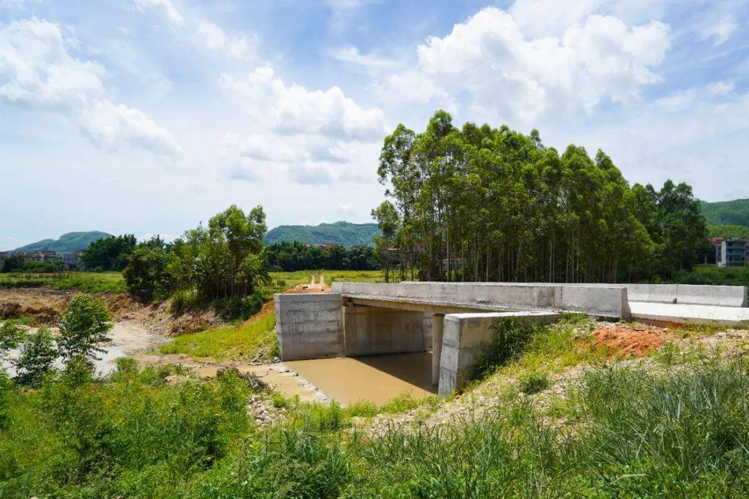 在大济镇溪口村,跨溪新建的"九牧·同心"农用桥,缩短的不仅是溪畔两岸