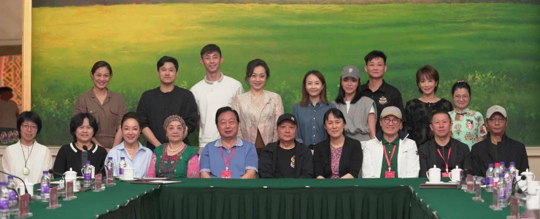 演出当晚,伊金霍洛大剧院座无虚席,演出过程中掌声阵阵