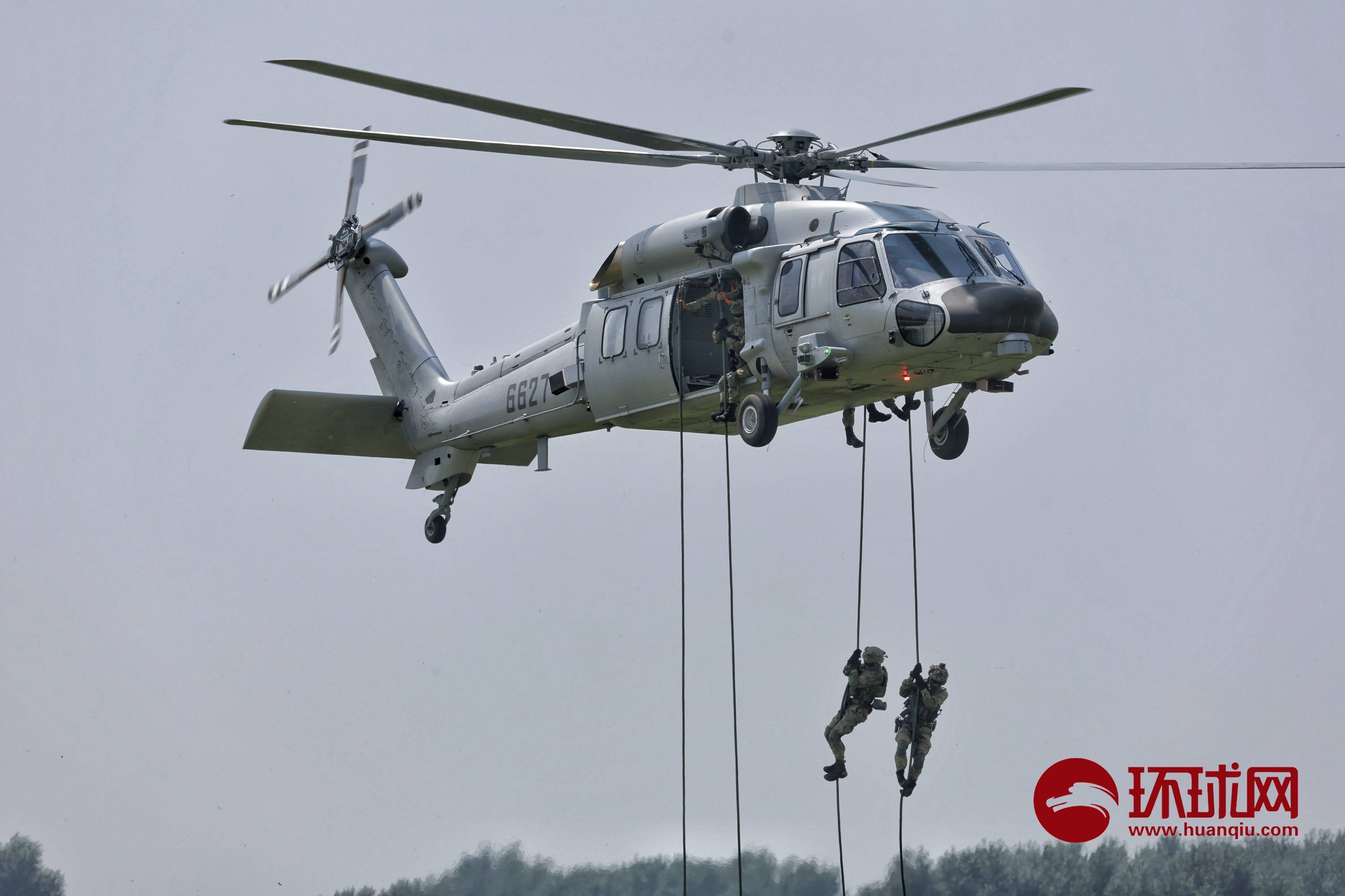 空降兵空中突击分队直-10k武装直升机,直-20ka运输直升机进行解救人质