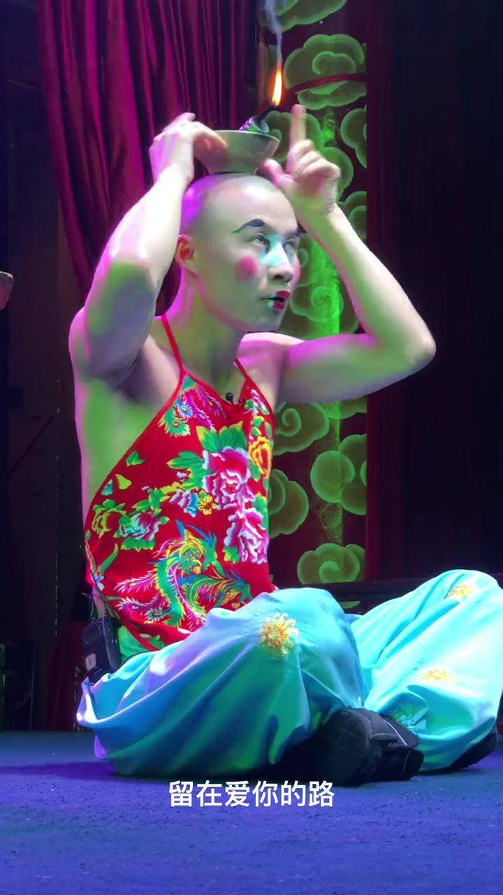难得一见的川剧绝活,滚灯 一张娃娃脸的丑角,大家还记得吗?