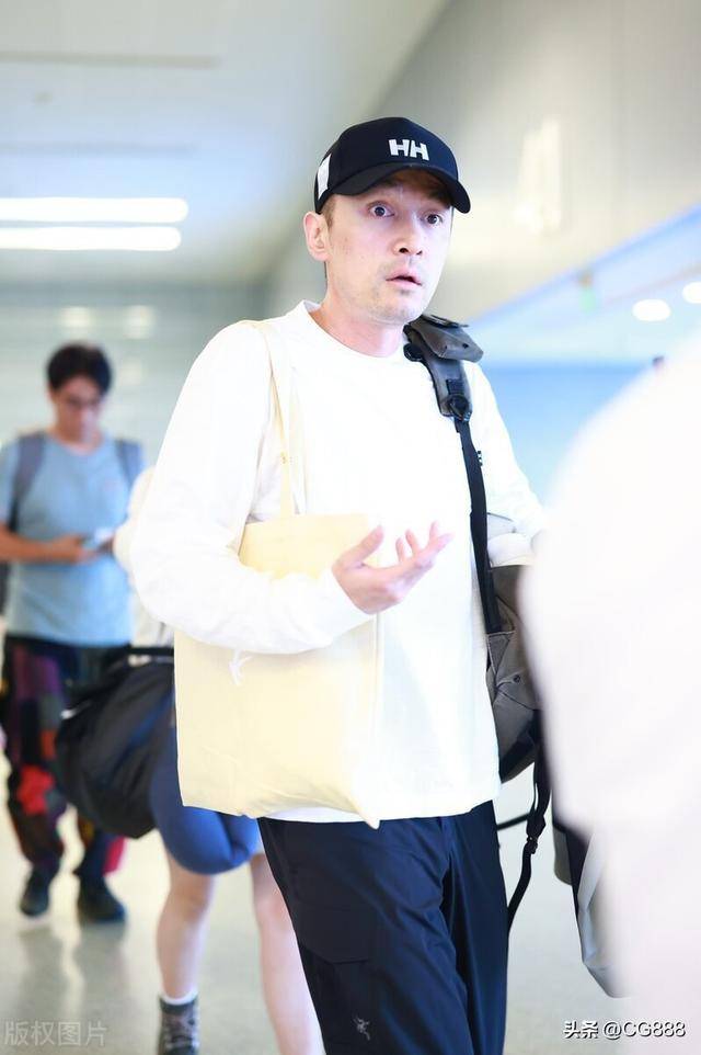 胡歌现身上海机场 明星机场照