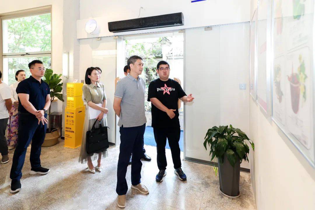 7月26日,珠山区委副书记,区长刘海带队,深入雕塑瓷厂文创园区,陶溪川