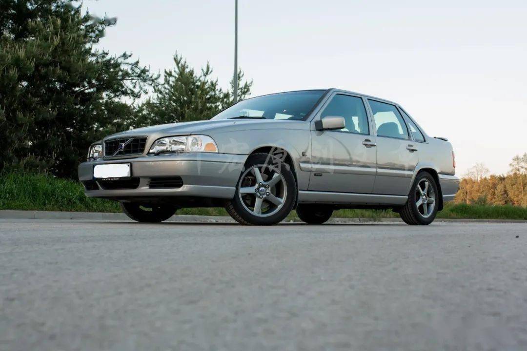 的原因是上世纪90年代中volvo汽车公司对旗下产品采用了新的命名方式