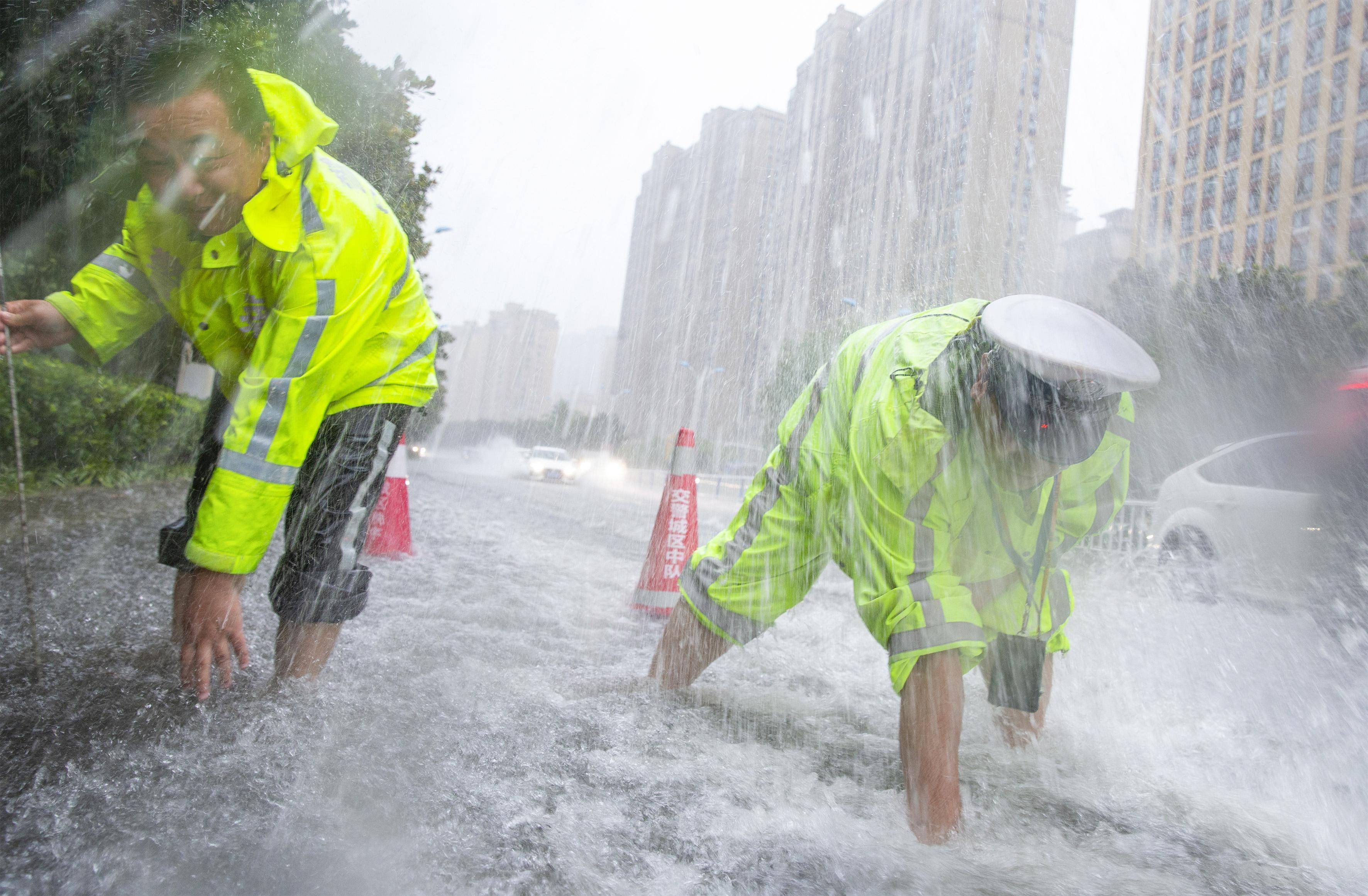 江苏公安摄影人闻"雨"而动 定格温暖瞬间_积水_暴雨_道路