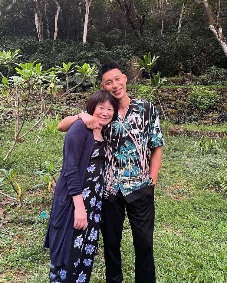 夏威夷风格林书豪社媒晒与家人合照_钢铁人_排名_时刻