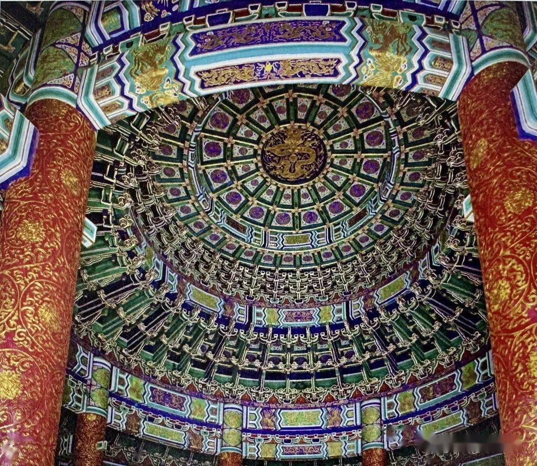 5厘米的圆形大理石,上有天然的龙风花纹,俗称龙凤石,与殿顶中央的九龙