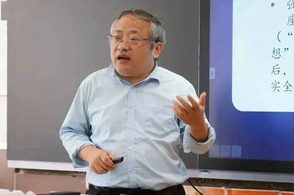 李晓东进行《普通高中思想政治课程标准的修订与再更新》和《中学思政