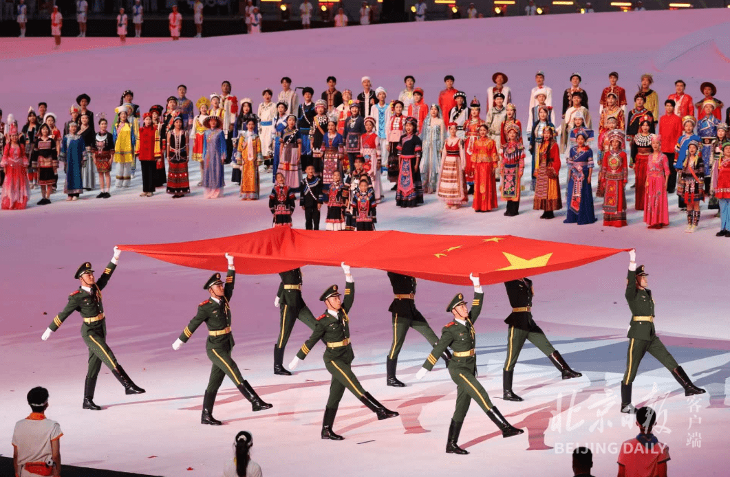 成都大运会运动员入场,多图直击_大学生_太阳_开幕式