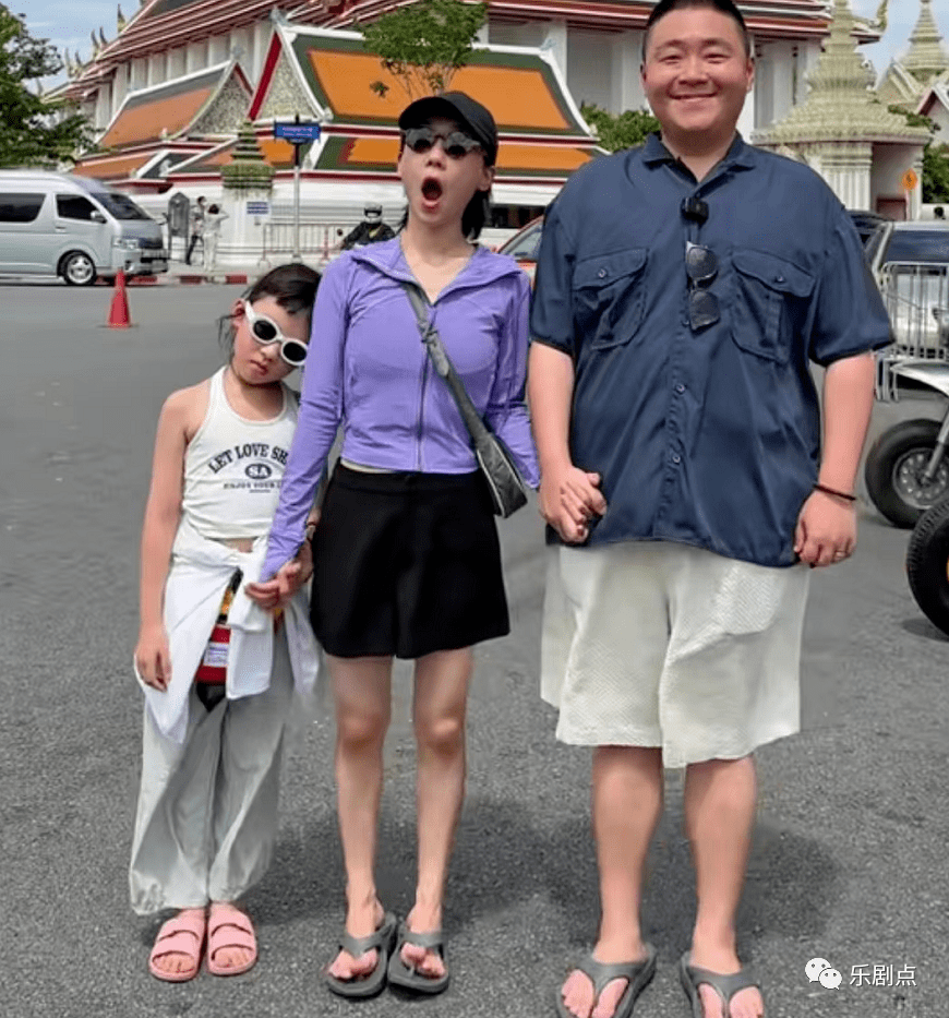 妻子腹部平坦破生二胎传闻,8岁继女也同行_林宁_穿着_一家
