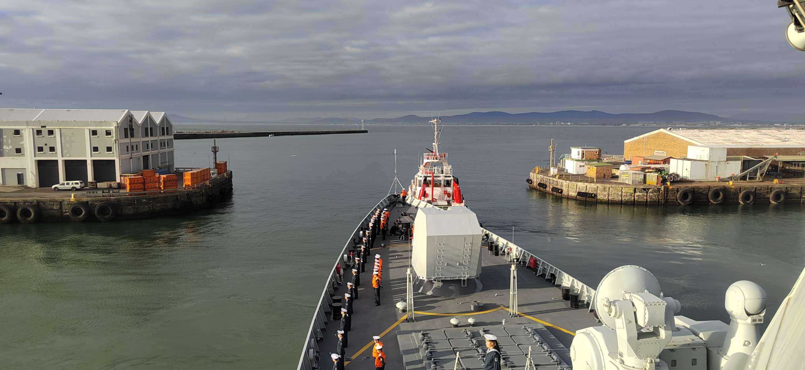 (国际·图文互动)中国海军第43批护航编队技术停靠南非开普敦_新华社