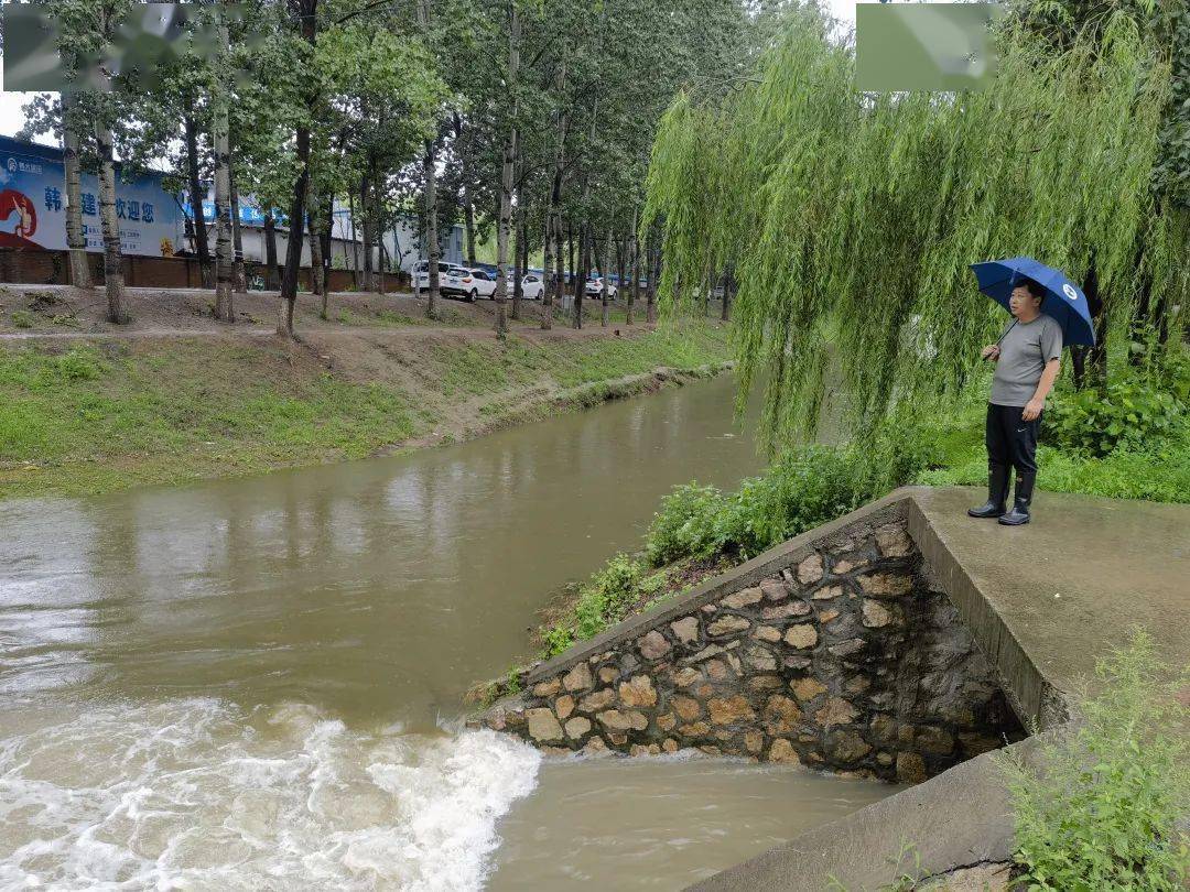 图释:马头庄村工作人员查看辖区河道排水情况图释:古城村工作人员清理
