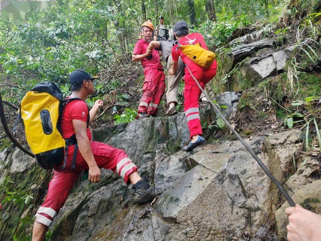 13名驴友擅闯英德石门台保护区被困,获救后将面临处罚_救援_报警_人员