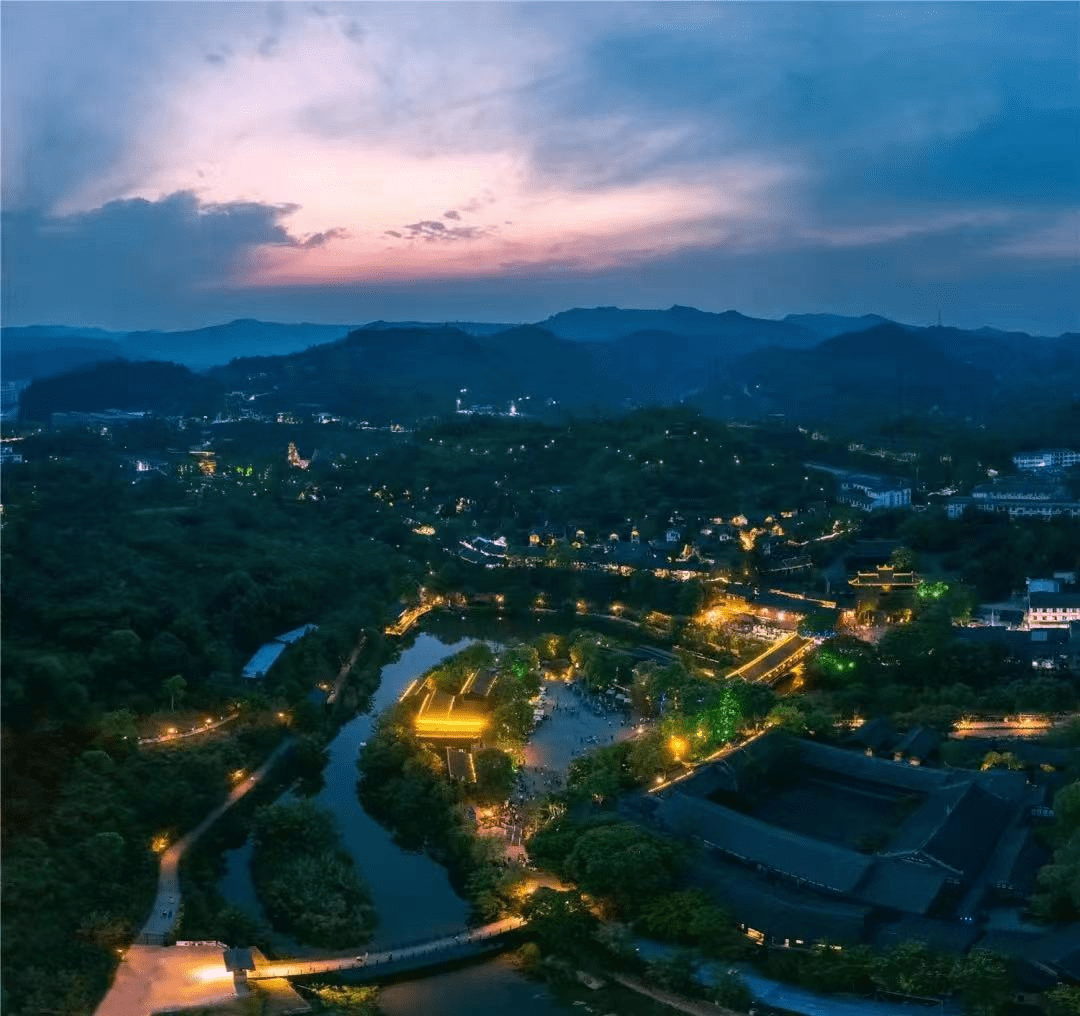 賞夜景,五鳳古鎮看山江,鮮花山谷遇愛情;晨登雲頂,午飛淮州,夕泡溫泉