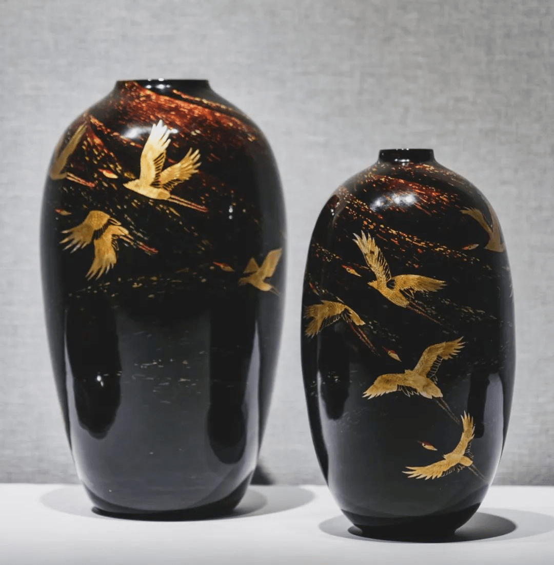 成都漆艺的工艺众多,做工细腻,生产耗时绵长,被誉为"雕镌知器,百伎千