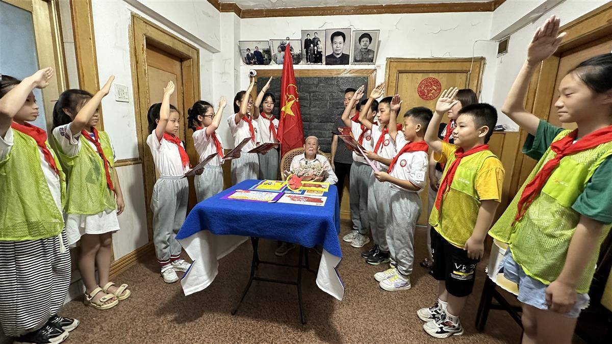 听军旅故事,重温革命精神,星火小学少先队员探望慰问抗