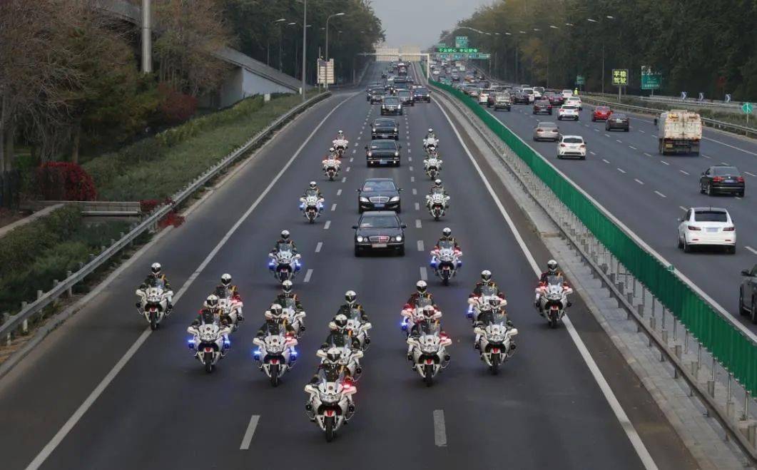 武警礼兵英姿飒爽,动作整齐划一,伴随着铿锵有力的金属撞击声,礼宾枪