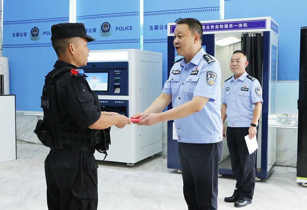 台风天里救出"夹缝"中的老人7月28日下午受台风"杜苏芮"影响嵊泗天气