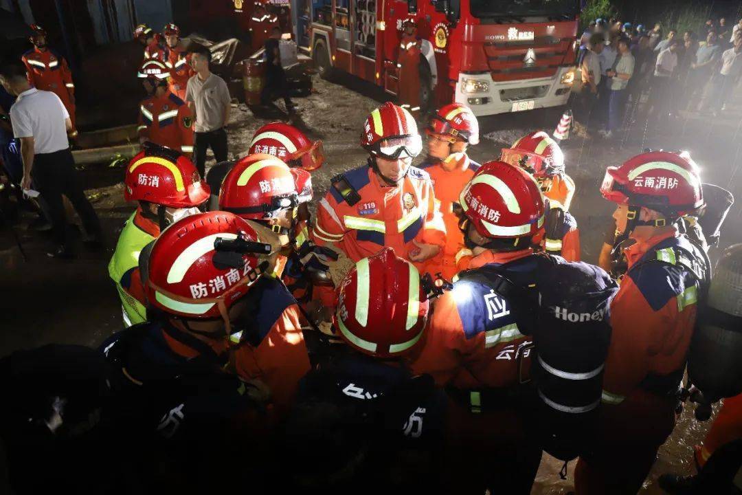 大瑞铁路一隧道因电力系统损坏7人被困，消防员4小时成功营救