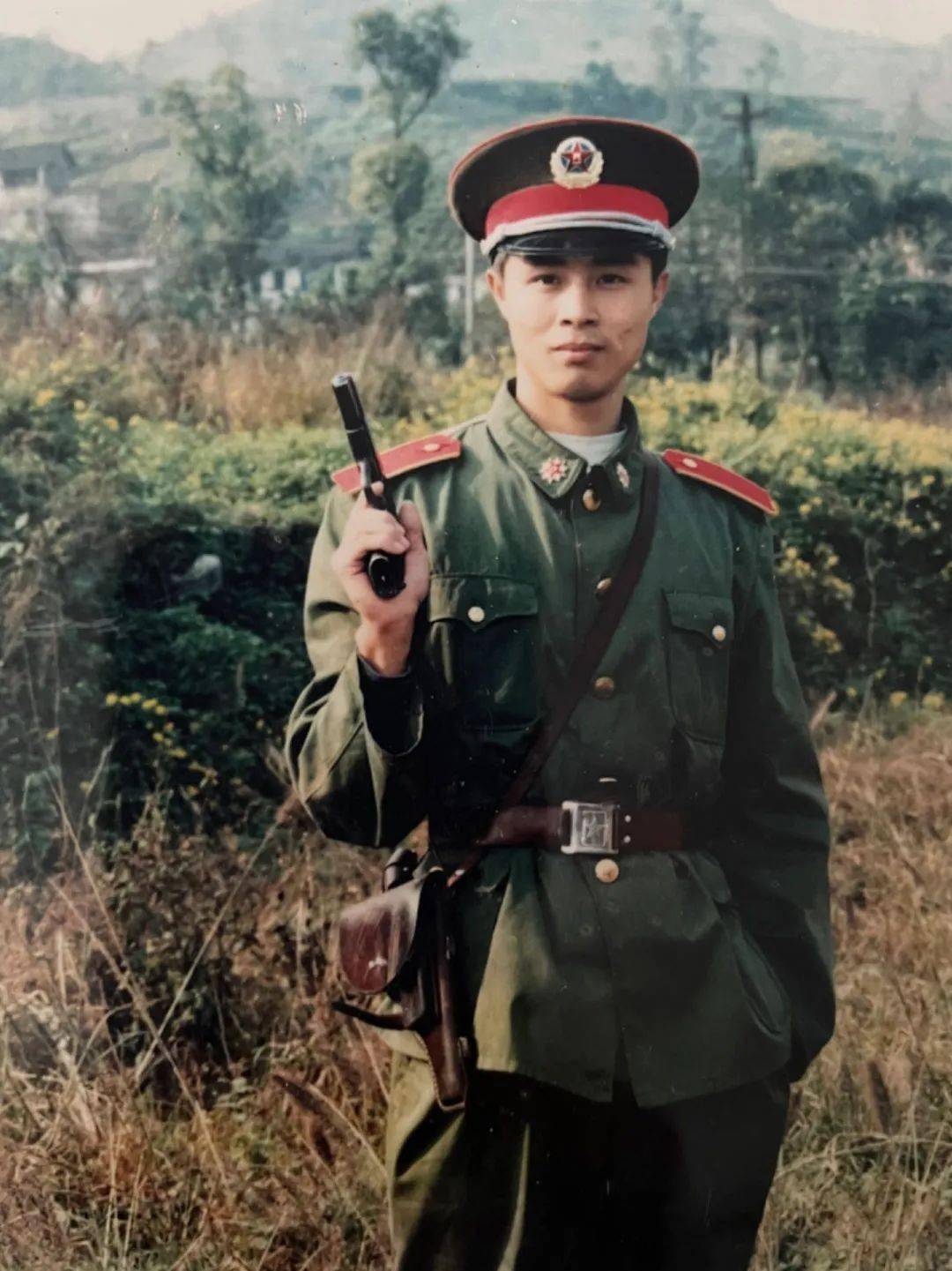 但军人的本色从未忘却,如今,他们虽已脱下军装,曾经,他们用热血与汗水