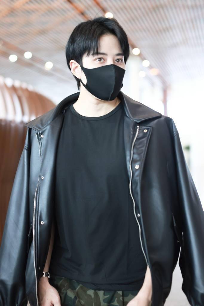 泰星mike穿皮衣现身机场化身乙游男主_儿子_maxwell_sarah