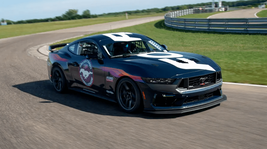 新款福特野马黑马 r 赛道版