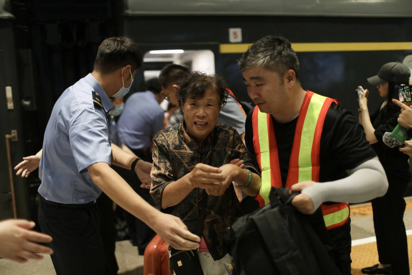 “走出来才知道这么危险”,直击K396次列车滞留旅客平安脱险_北京_保音其_落坡岭