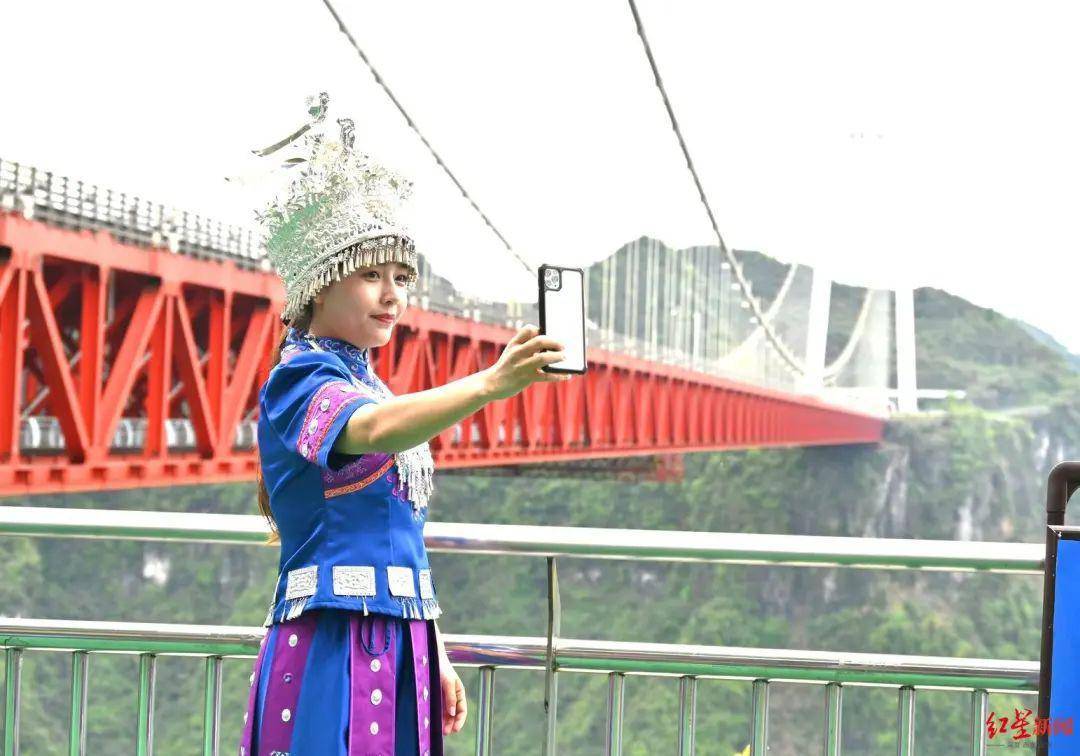 来百度app畅享高清图片▲彭莉琴身穿苗族盛装,对外介绍家乡的矮寨大桥