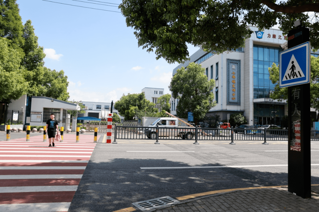 交通设施提档升级,居民安全感,幸福感upup_七都镇_行人_道路