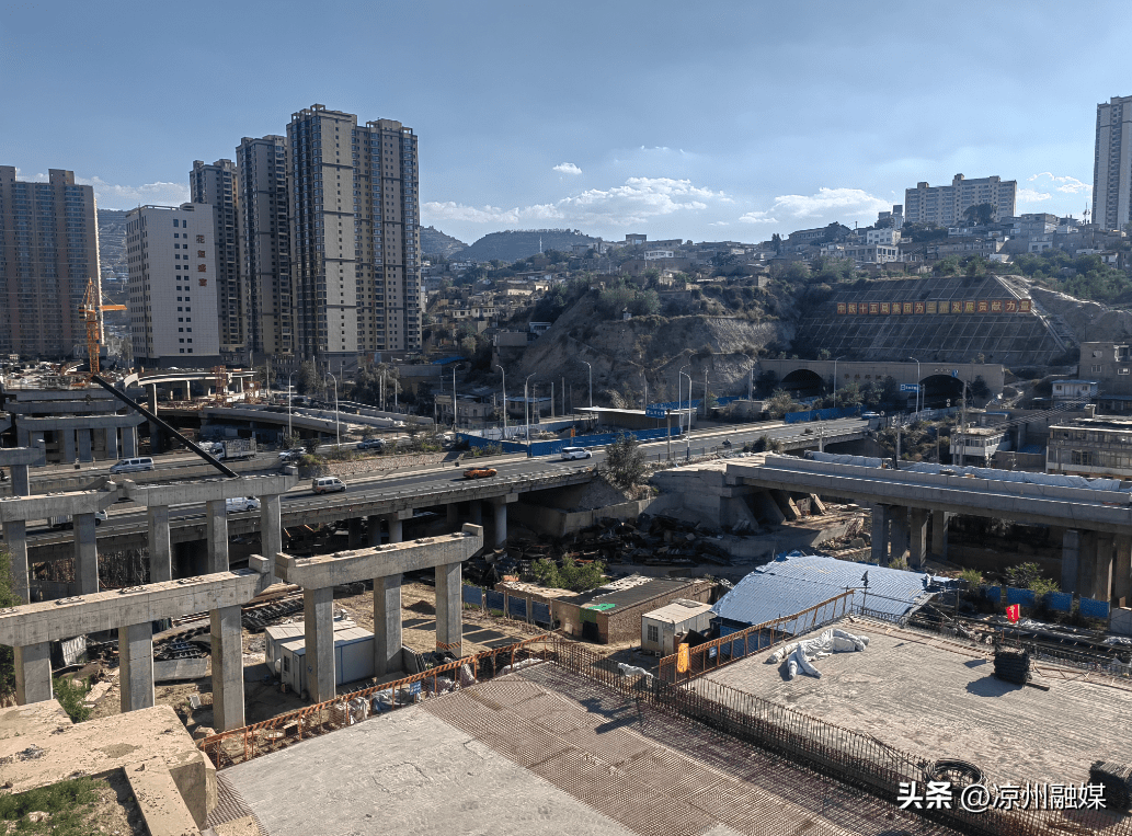 多年来,交通出行一直是兰州七里河区阿干镇,八里窑镇群众的痛点,原有