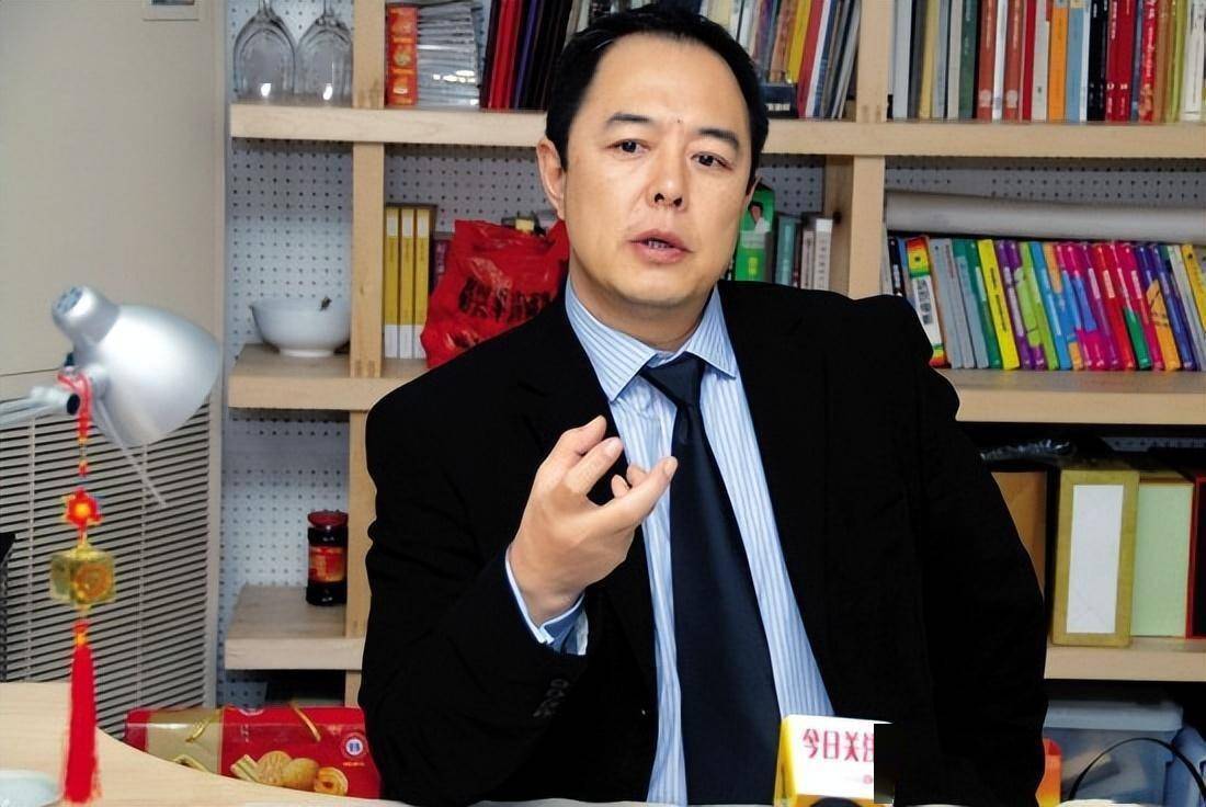 15年,张铁林"坐床成佛"的视频流出,接受宗教仪式成为"法王"_沈丹萍