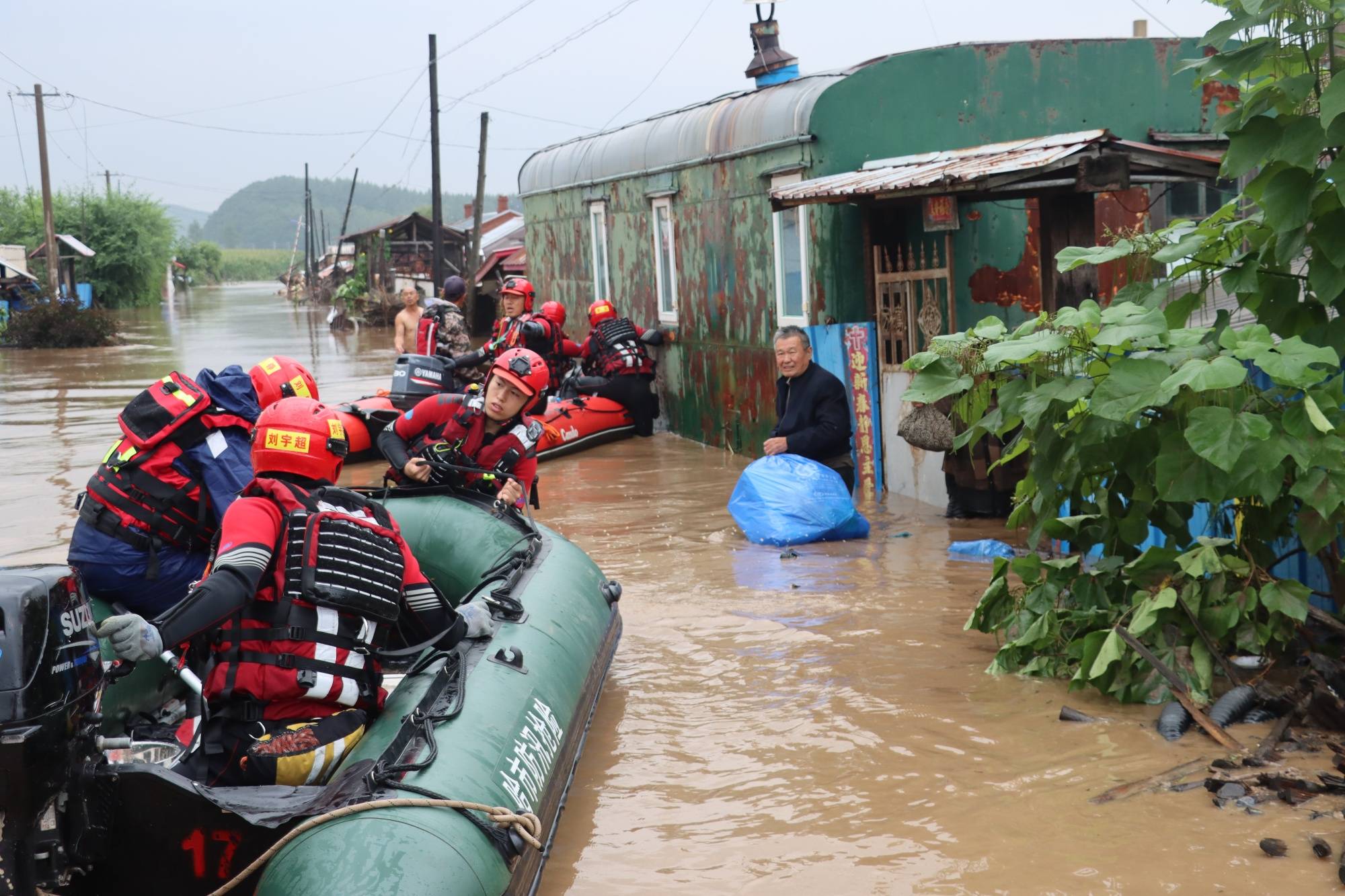 组图直击|消防员奋战抗洪抢险第一线_哈尔滨_指战员_救援