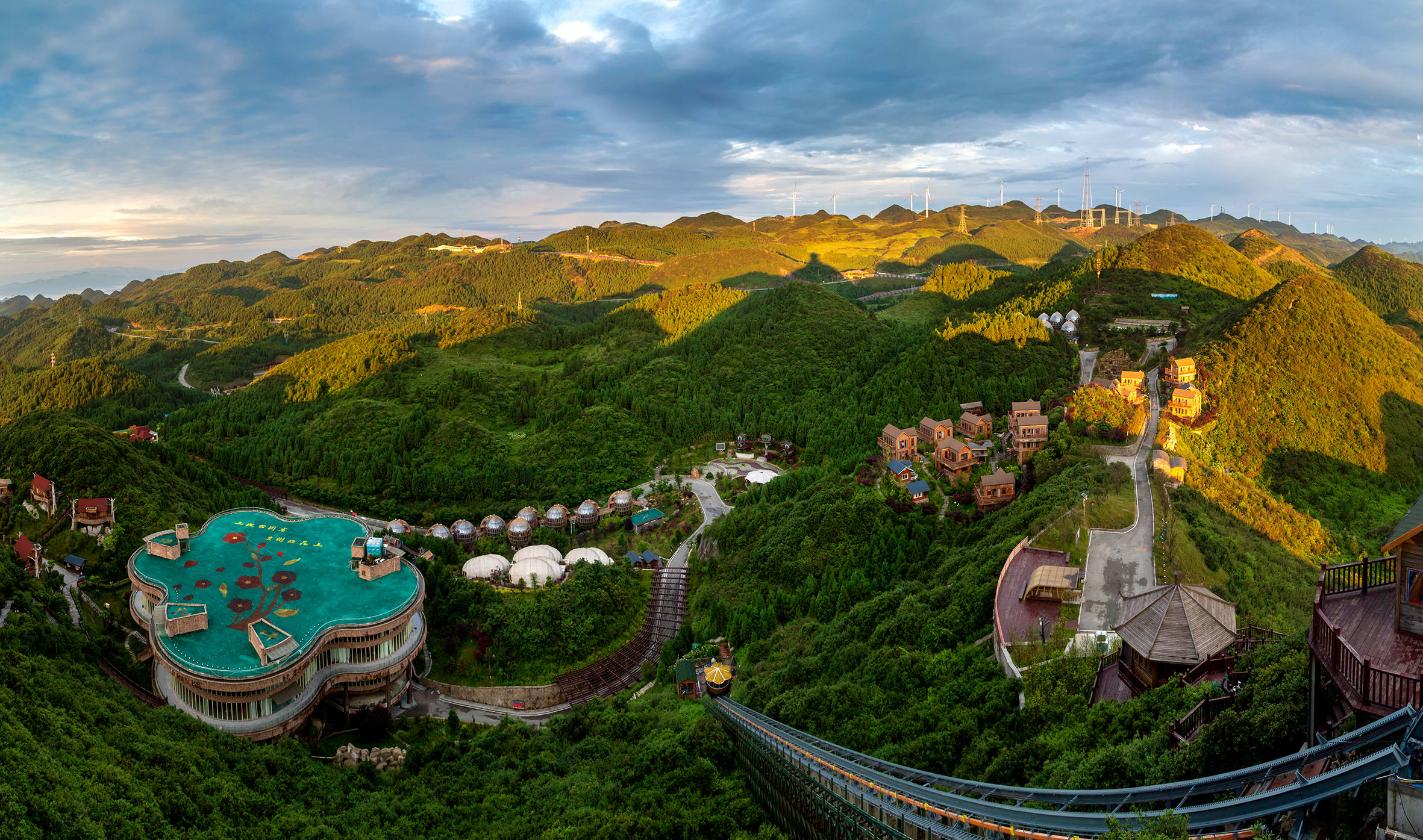 六盘水:"凉"经济"热"起来的背后_避暑_游客_夏天