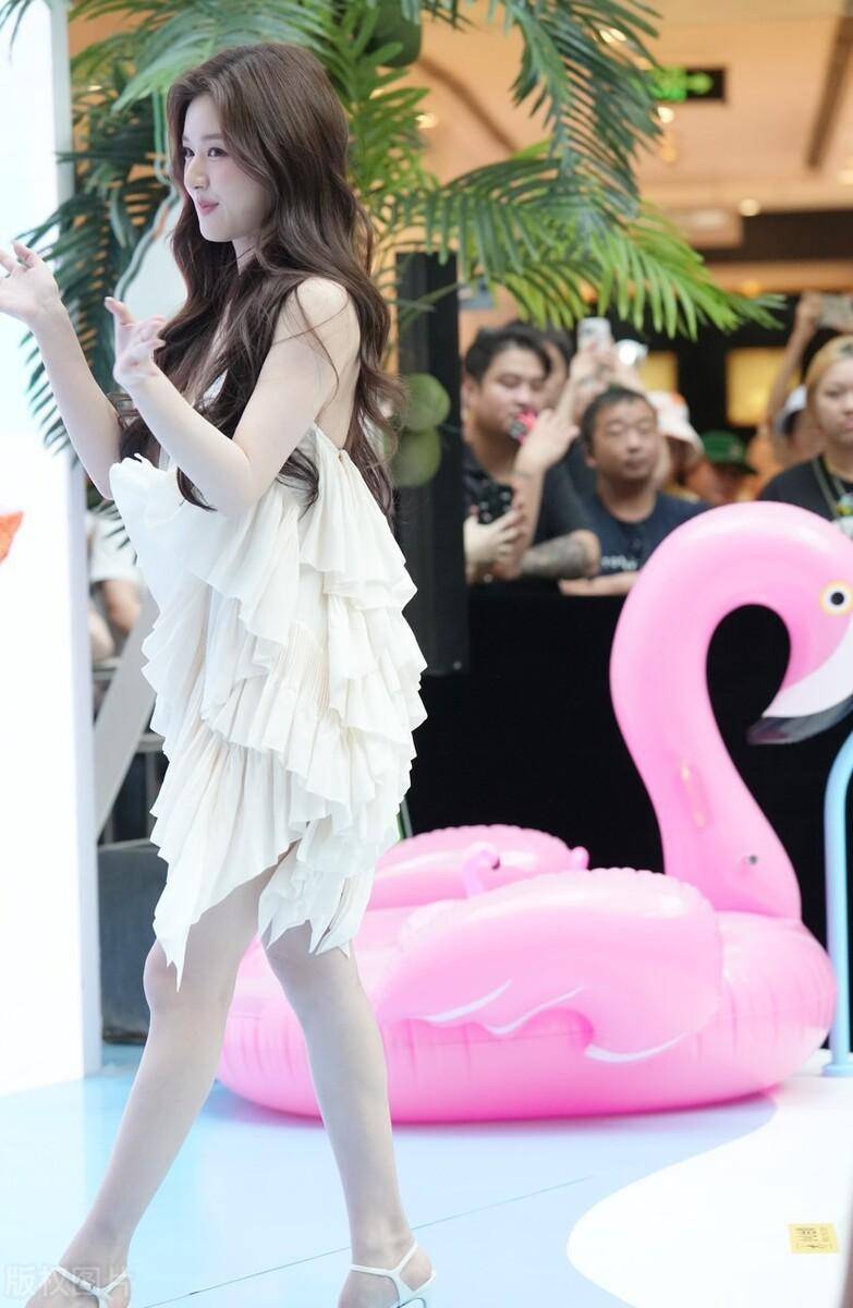 赵露思才是甜系少女,穿米白色蛋糕裙清纯可爱,长腿纤细好迷人_裙摆