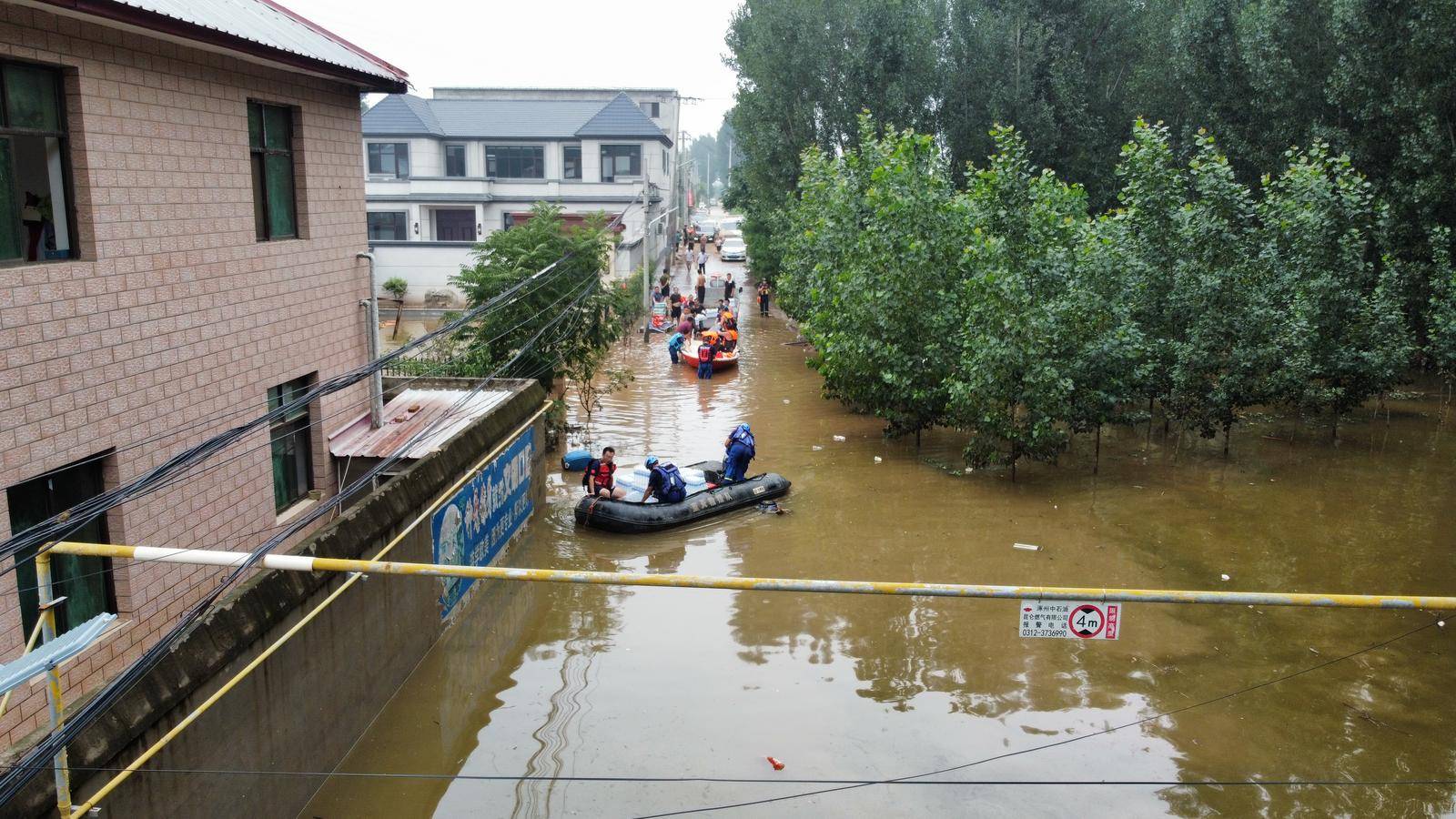 据此行救援队员马逸飞介绍,在赶赴涿州途中,看到有不少民间救援组织
