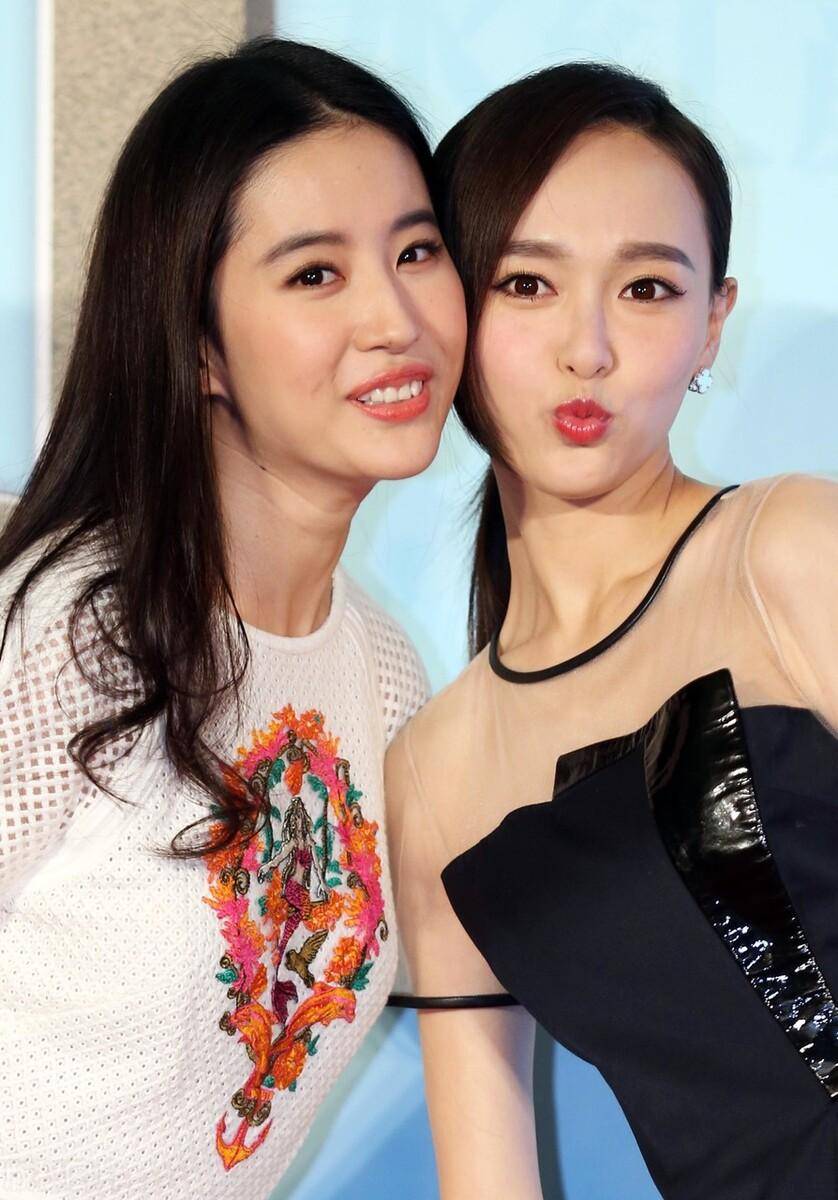 刘亦菲唐嫣同框比美,她穿白色镂空裙胖出双下巴,唐嫣还有小v脸_身材